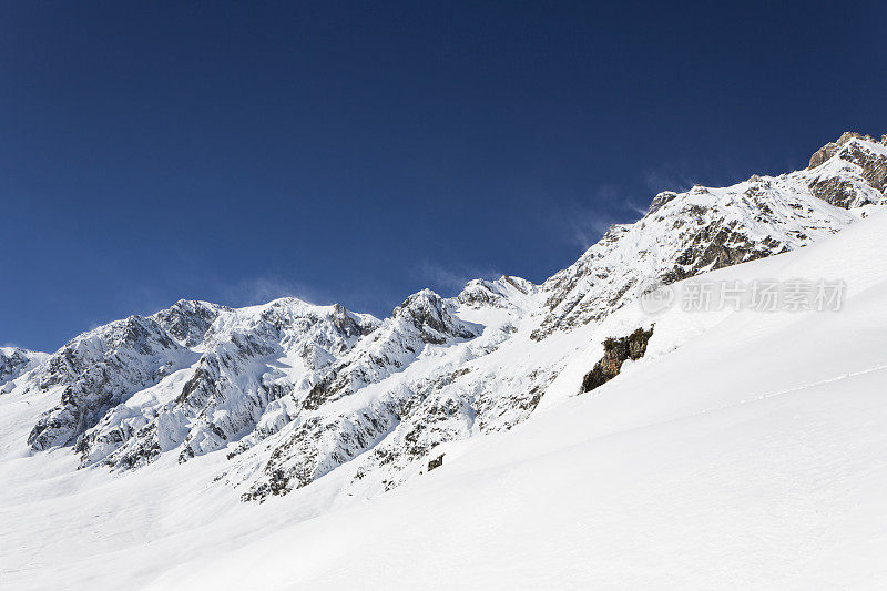 雪覆盖的山