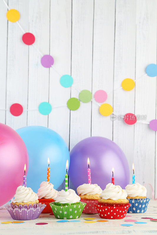 五颜六色的生日纸杯蛋糕、气球和装饰品
