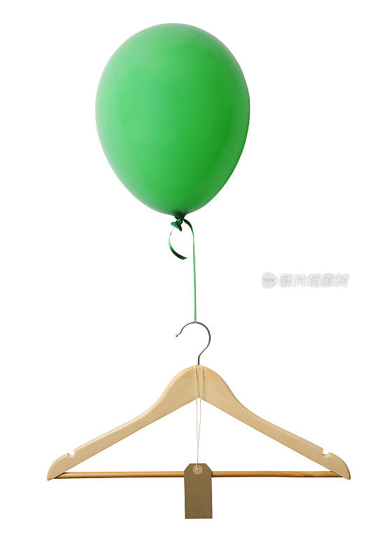 绿色气球与衣架和空白标签漂浮