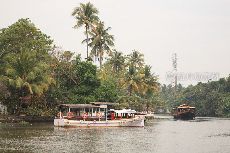 印度喀拉拉邦库马拉库姆的喀拉拉邦回水区的游艇