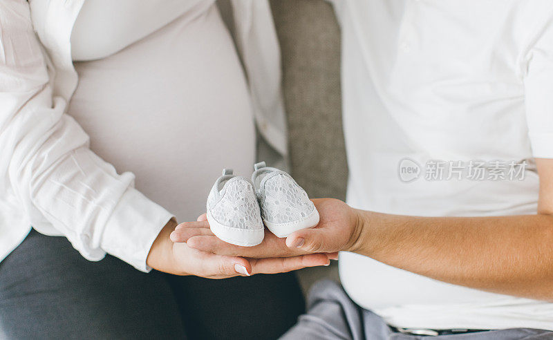 父母抱着婴儿鞋