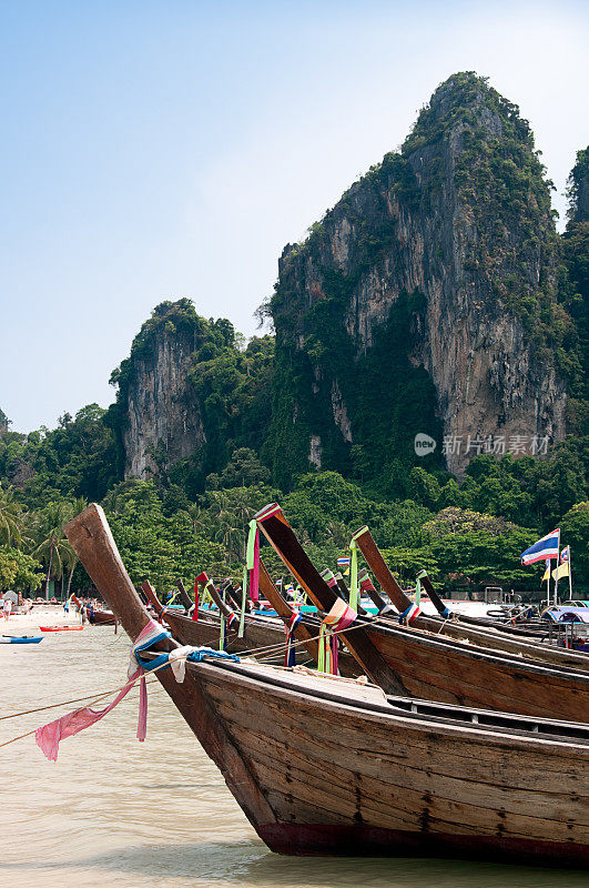 泰国甲米海滩有长尾船和山脉