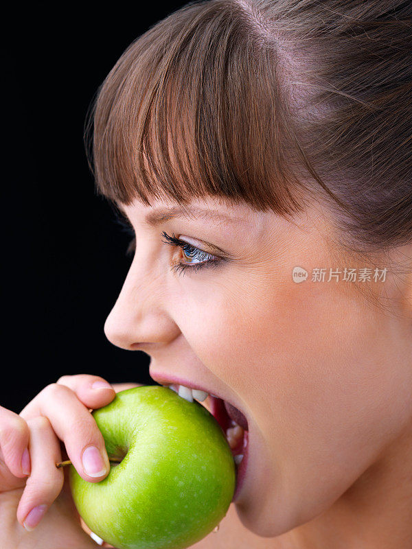 女孩咬了一口苹果。