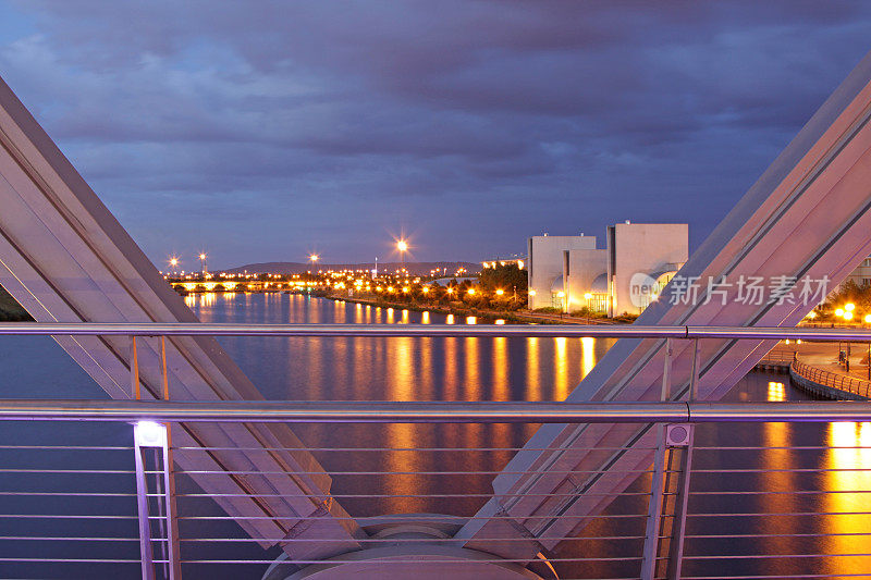 从一座新的现代桥上看夜景