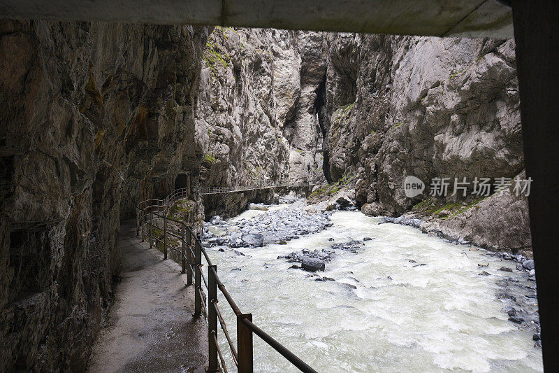 在瑞士阿尔卑斯山的格林德沃冰川峡谷