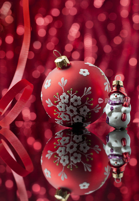 雪花圣诞装饰品，雪人雕像和红丝带装饰
