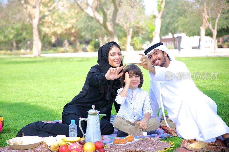 阿拉伯家庭在公园自拍