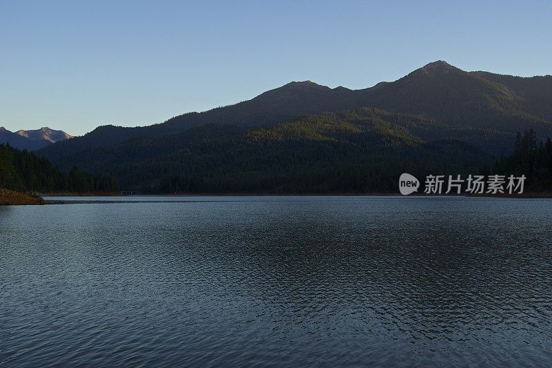 三一湖日出