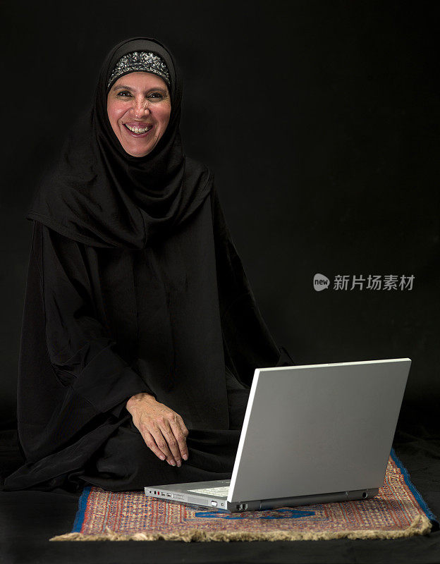 中东妇女使用她的笔记本电脑