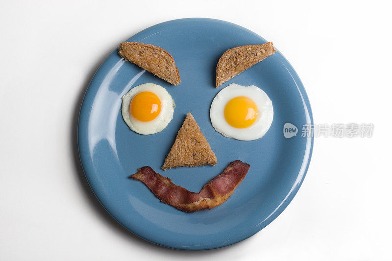 快乐笑脸早餐鸡蛋培根和吐司孤立