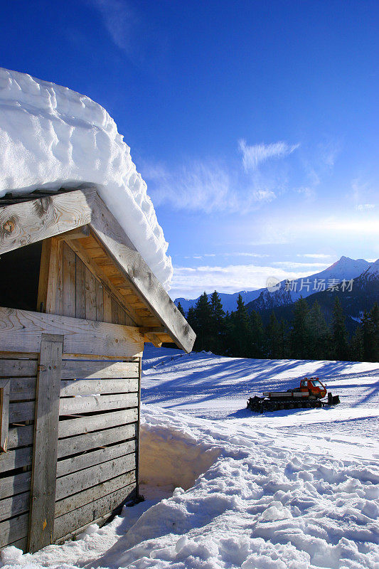 雪中的山间小屋