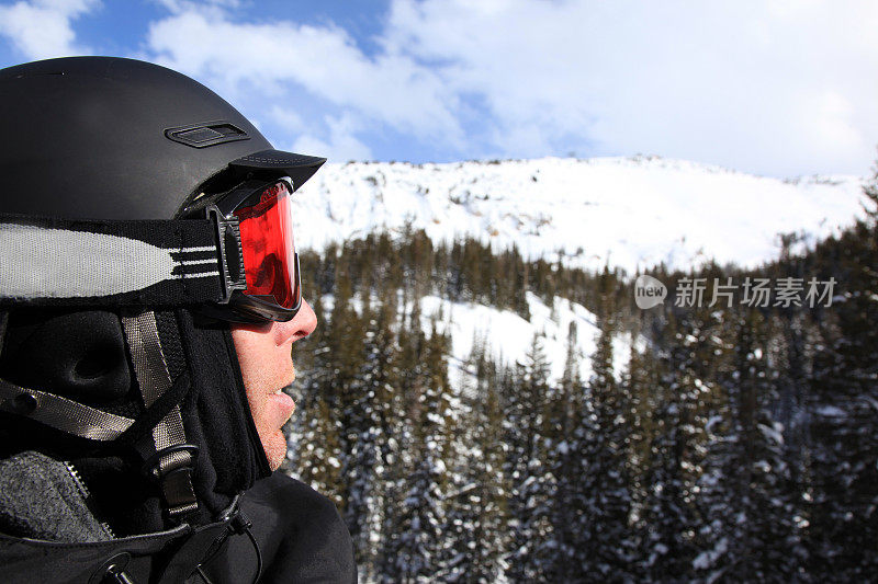 滑雪板戴头盔和看山