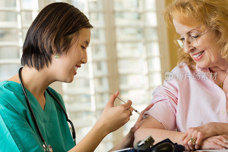 家庭护理护士给老年患者注射胰岛素