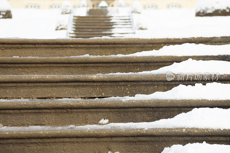 楼梯到街道人行道楼梯在冬天雪冰德国