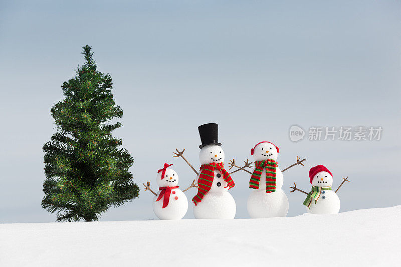 雪人家庭与圣诞树在冬季室外景观水平