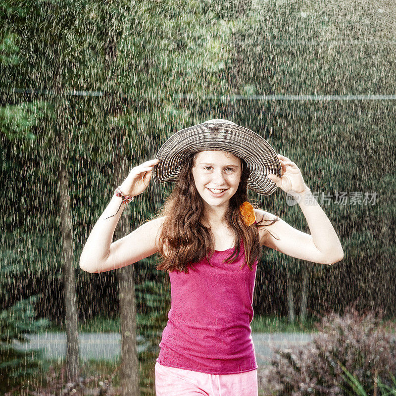 雨中戴着大帽子的少女