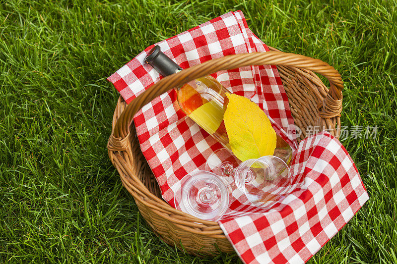 野餐篮和酒瓶