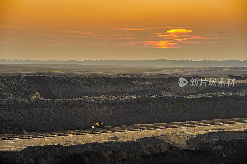 被褐煤开采破坏的夕阳景观