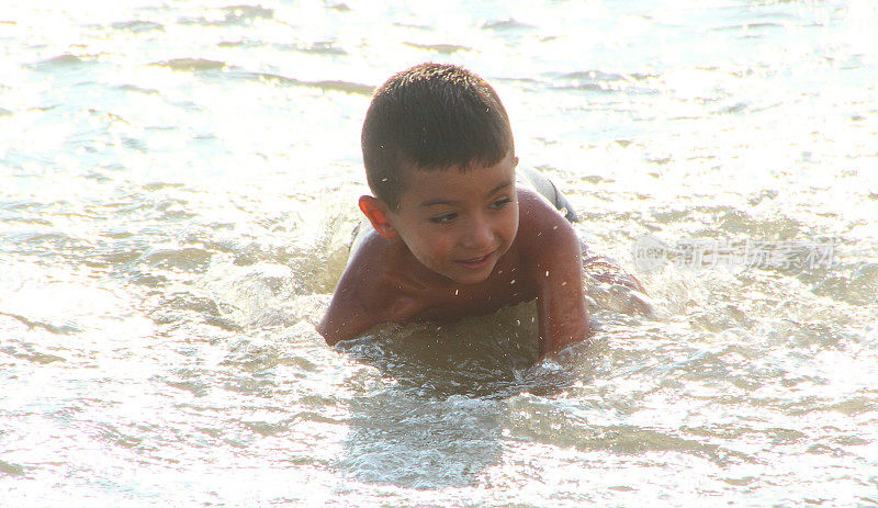 小男孩在海里玩