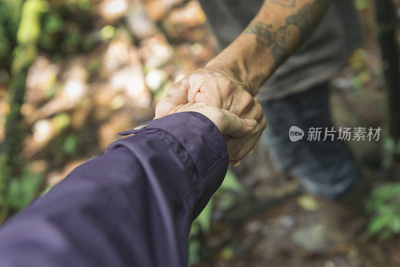 在哥斯达黎加雨林徒步旅行时牵手的夫妇