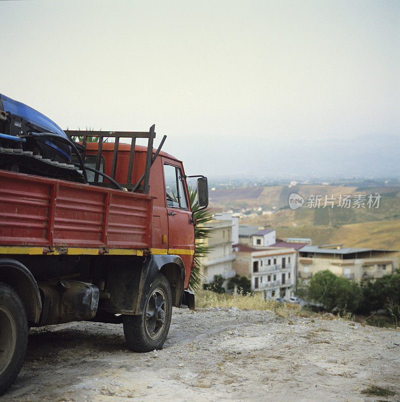 俯瞰遥远山谷的卡车——意大利西西里岛