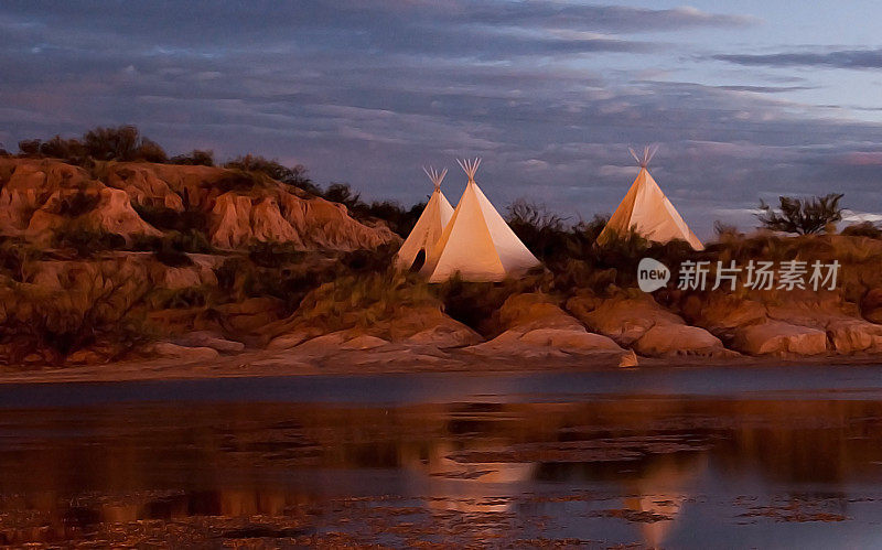 美国原住民圆锥形帐篷的夜景照片