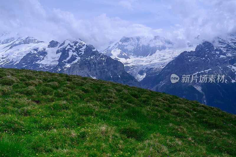 瑞士因特拉肯山脉的山峰