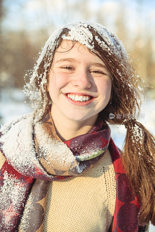 滑稽的少女肖像，头发上有雪