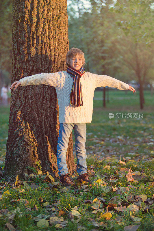 男孩在公园里享受秋日