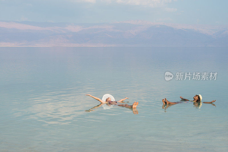 和朋友去死海度假。