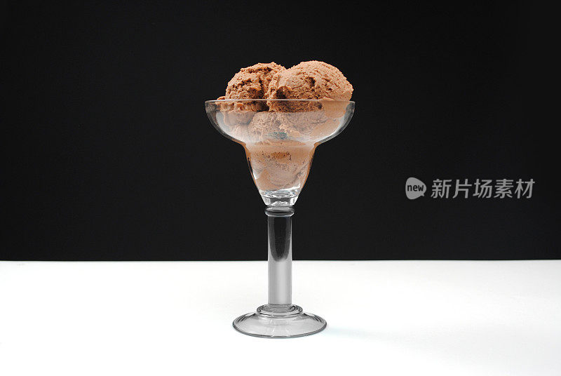 杯子里的巧克力冰淇淋