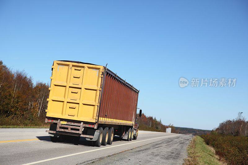 在高速公路上行驶的半卡车。