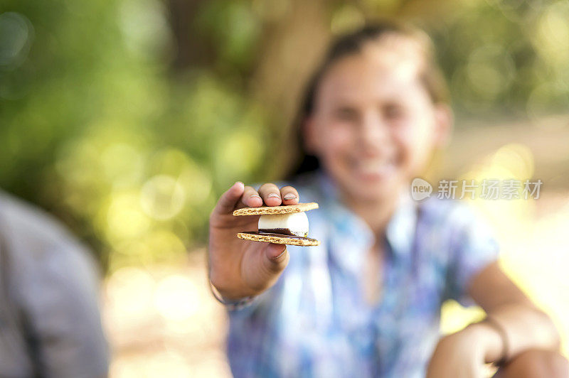 年轻的女性手里拿着更多