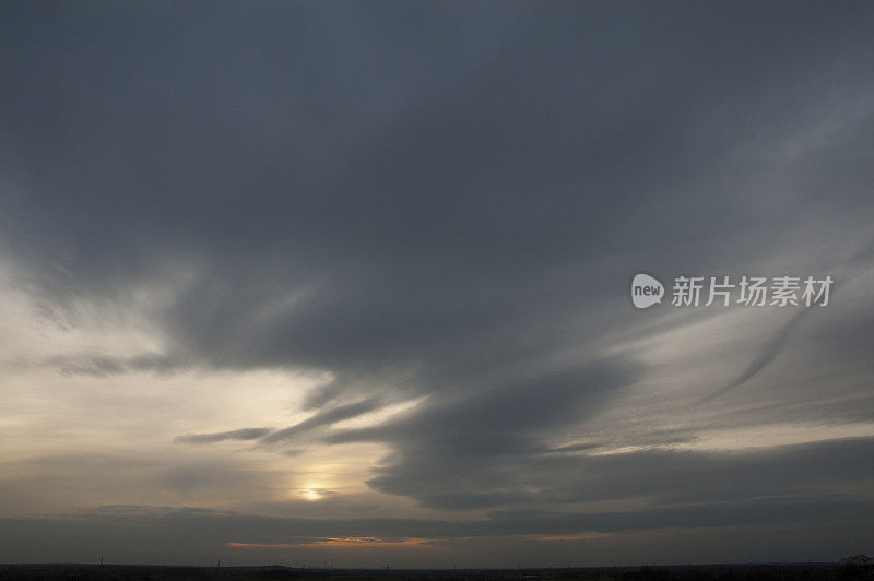 日落时阴沉的天空