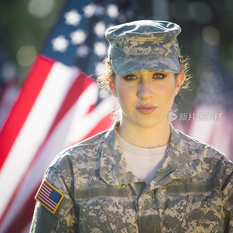 西班牙裔美国女兵站在美国国旗前
