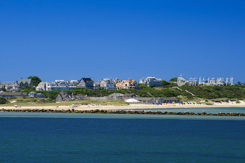 马萨诸塞州南塔克特岛的沙滩和海滨别墅。蓝色的天空。