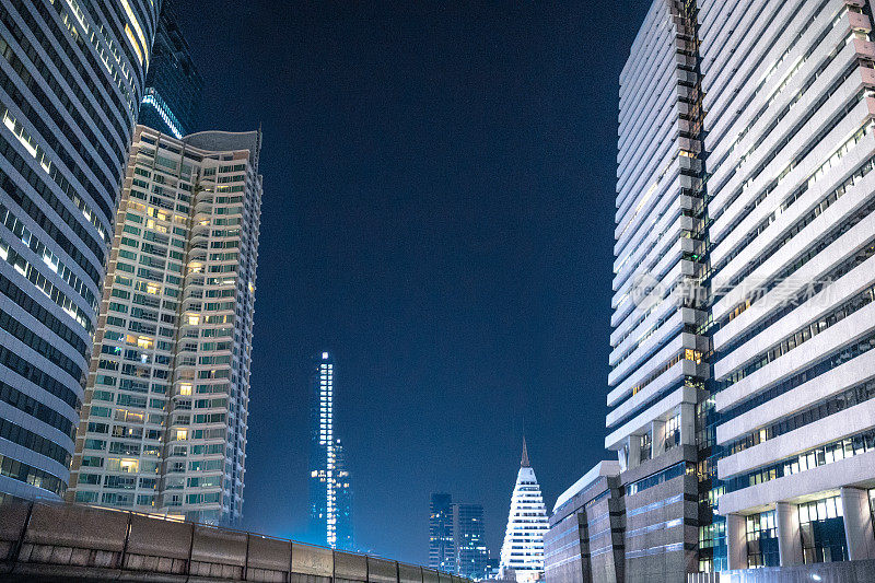 泰国曼谷，都市夜景的现代建筑