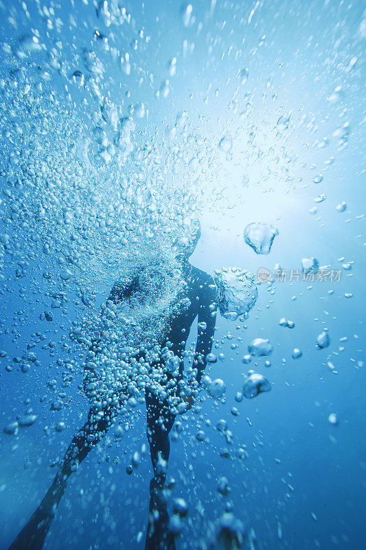 自由潜水呼吸暂停妇女浮潜水下潜水海上冒险