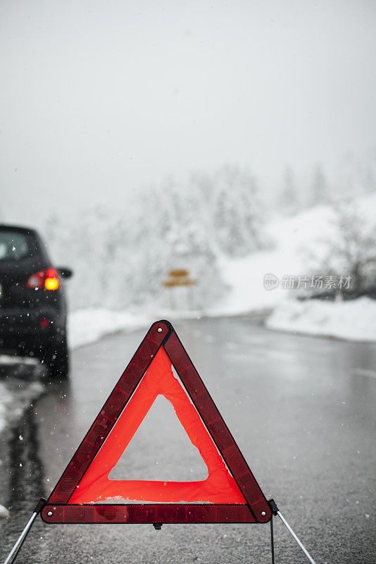 汽车在下雪的路上抛锚了