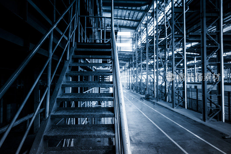 工业区，工厂的钢楼梯