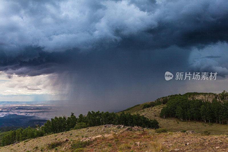 美国乡村遭遇暴雨