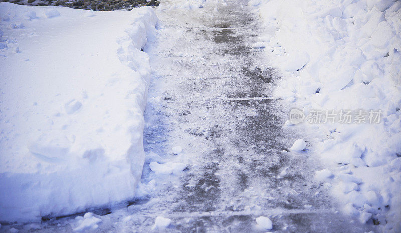 冬季降雪后清除积雪的小路。美国科罗拉多州