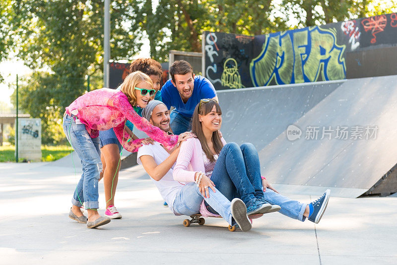 年轻人在玩滑板