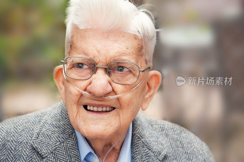 户外微笑的90岁老人