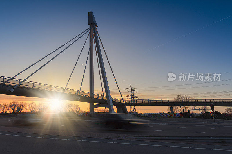 经过Naaldwijk的未来主义大桥的交通