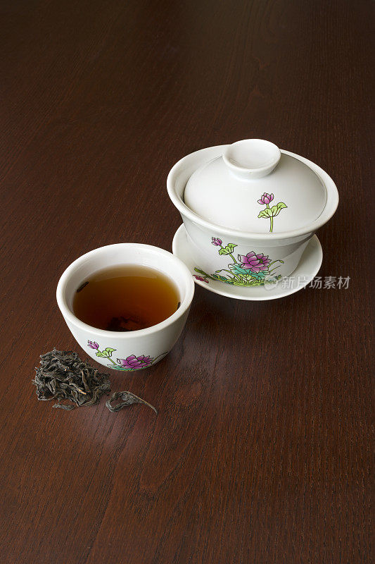 中国瓷质茶具，木桌荷花画