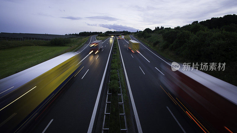 道路上的夜晚:高速公路上模糊的汽车