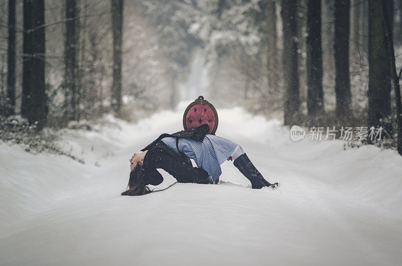 年轻女子红色复古椅子雪地森林