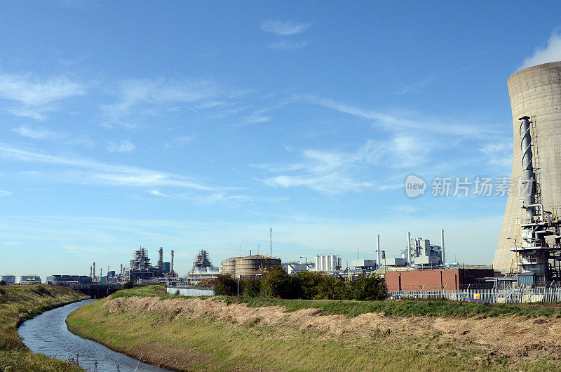 电站冷却塔紧邻河流