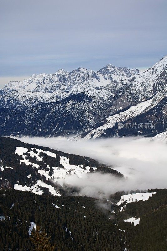 冬季奥地利萨尔巴赫上空的云层